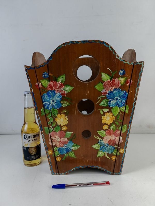 Lote siguiente: Paraguero De Madera - Detalle de Decoración