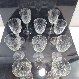 L 275 - 10 Piezas - Importante juego de 10 copas en cristal de diseño tallado con base circular, para agua o vino - imagen 4