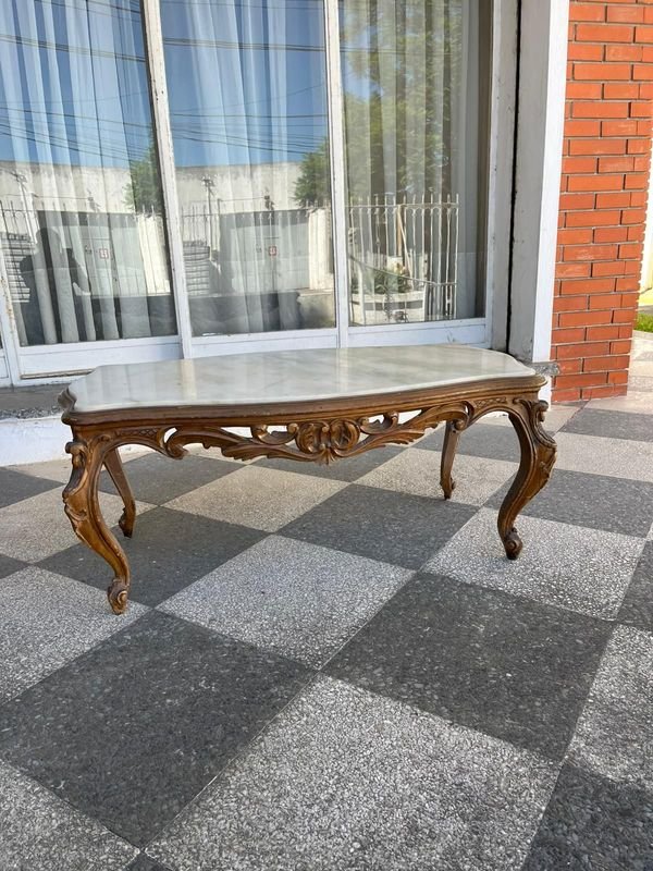 Mesa de centro Luis XV con tapa de mármol y estructura de madera tallada - imagen 1