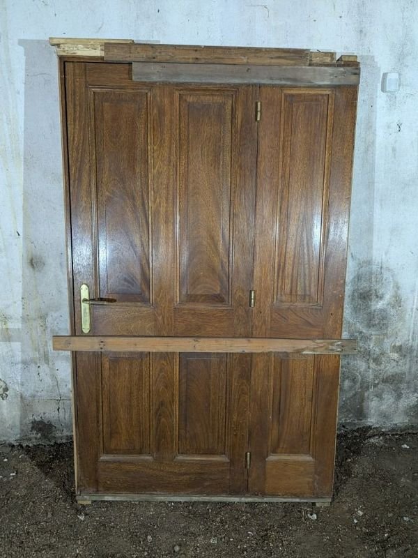 Lote siguiente: Puerta de entrada en cedro con marco y panel lateral