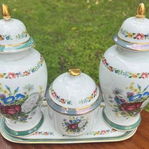 1 juego en porcelana española V.P compuesto por 2 jarrones tipo potiche y 1 alajero con tapa. Su diseño es fino y elegante con montivos florales y guardas al rededor de las piezas montadas sobre un platillo (24 y 13 las medidas) - imagen 5