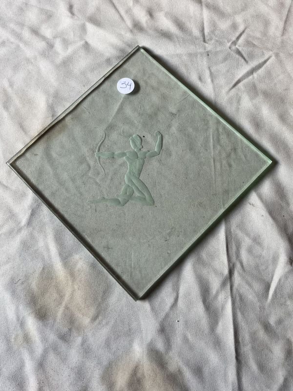 Lote siguiente: Placa de vidrio en estilo Lalique con fisonomía de hombre esmerilado