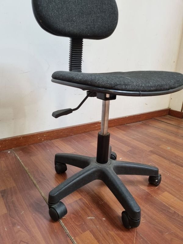Escritorio Con Bandeja y Silla de Oficina - imagen 8