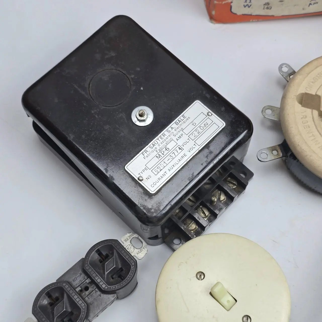 Item lote-44-reostato-y-otras-piezas-electricas - Image 2