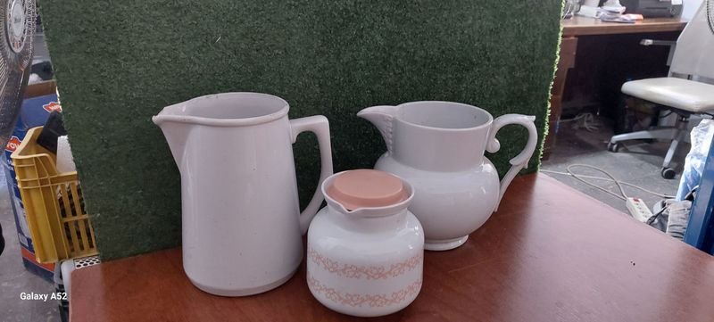Jarras de loza blancas y decorativas - imagen 6