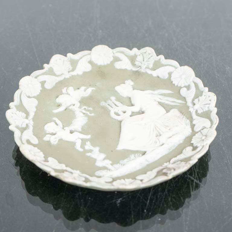 Platito de Porcelana con Relieve y Figuras Clásicas - 16 cm