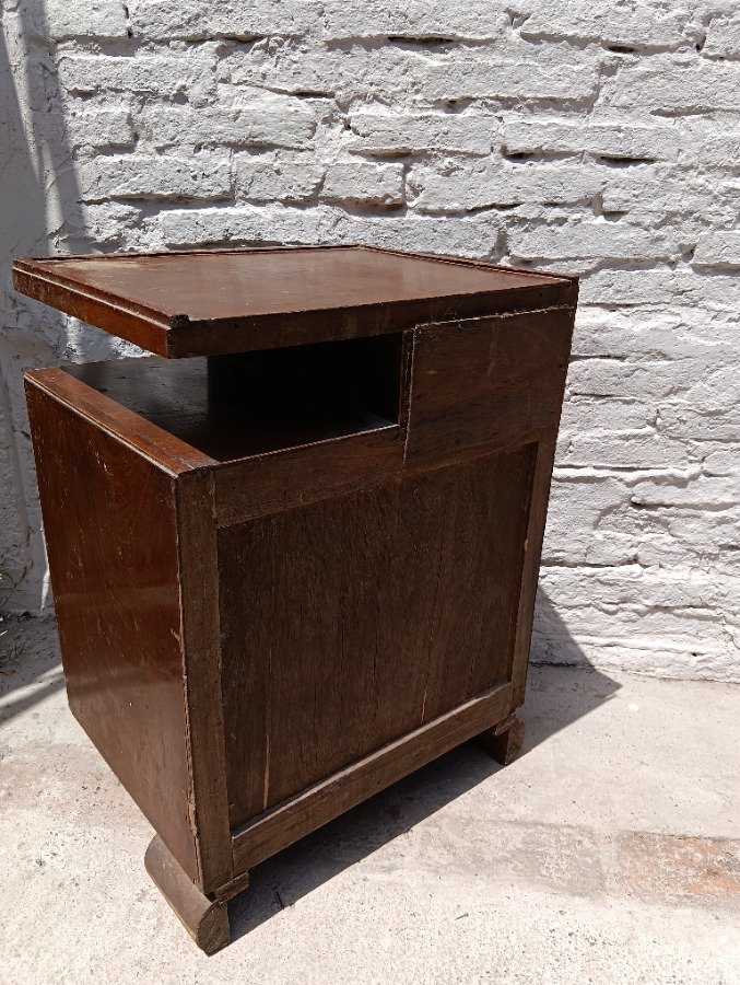 Mesa de luz antigua con puerta y cajón - imagen 5