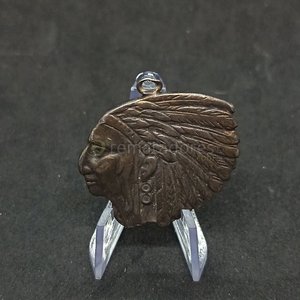 Colgante Cabeza India con Inscripción "A.P.V. Benito Blanco 986" - imagen 1