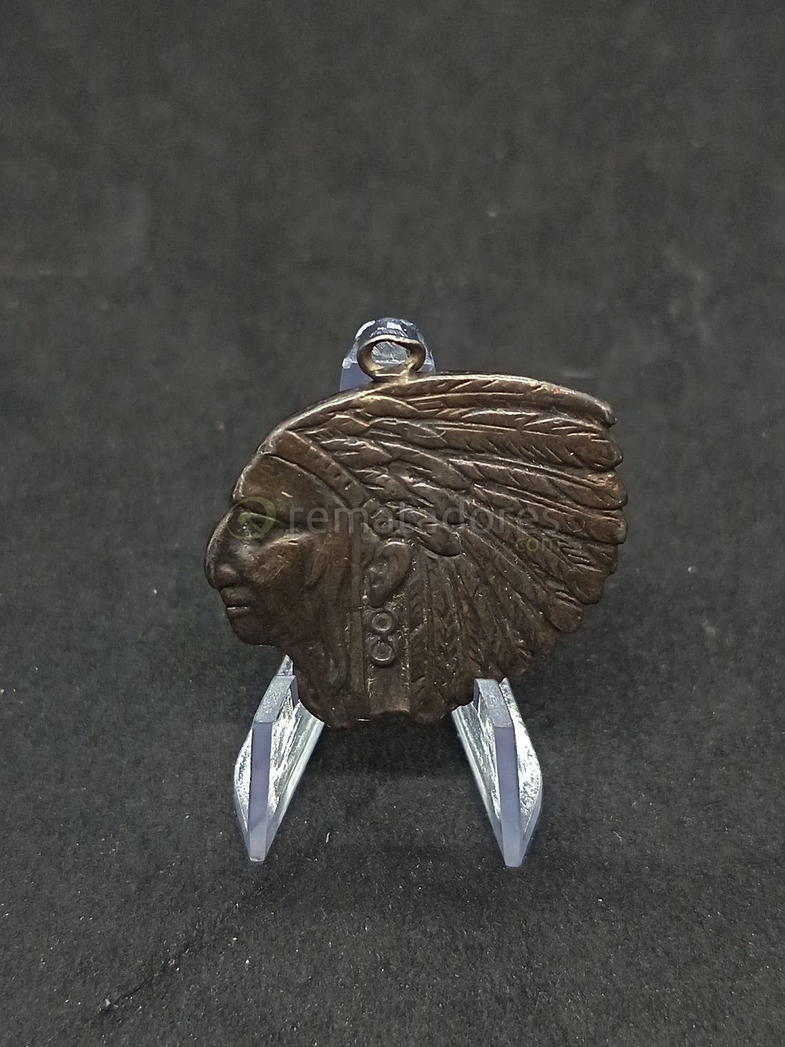 Colgante Cabeza India con Inscripción "A.P.V. Benito Blanco 986"