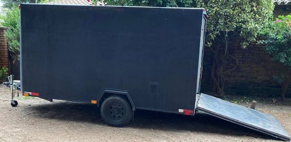 Tráiler cerrado tipo furgón para transporte de motos, herramientas y mercadería - imagen 3