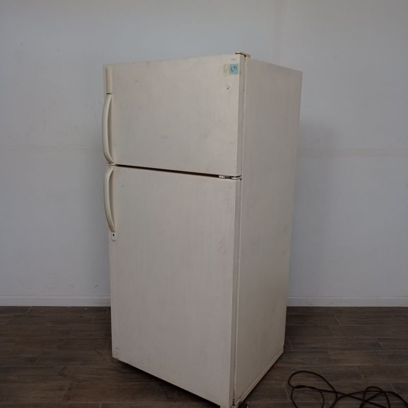 Heladera con freezer blanca marca Frigidaire - imagen 4