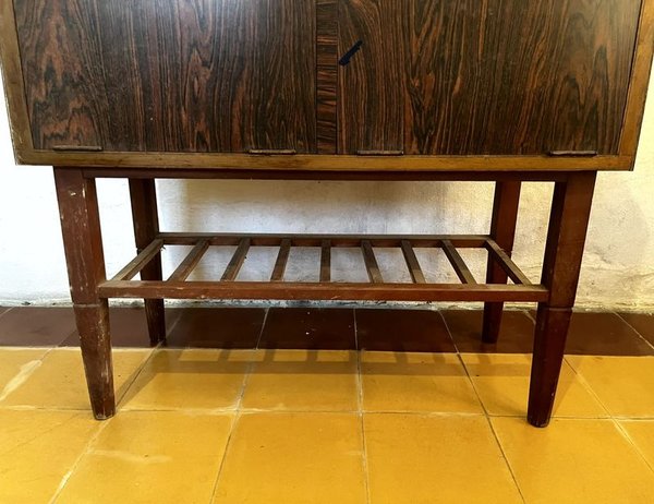 Mueble Aparador de Estilo Escandinavo con dos Puertas Volcables y Estante Inferior de Varilla - imagen 3