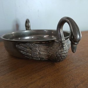 Centro de Mesa Decorativo con Cisnes en Metal Plateado - imagen 4