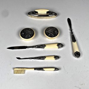 Lote siguiente: Juego de Manicura Francés de Marfil y Plata, 7 Piezas