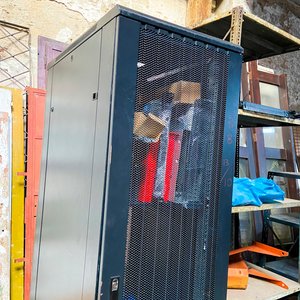 Mueble Metálico Negro para Central de Computación con Accesorios y Puerta - imagen 3