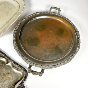 Bandeja de Loza Inglesa y Dos Bandejas de Metal con Diseños - imagen 3