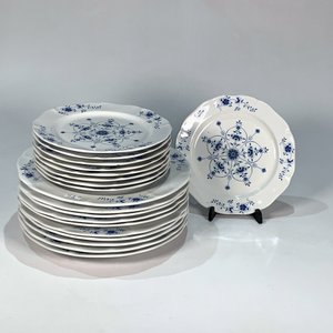 Diecinueve Platos de Losa Blancos con Flores Azules - Dos con Detalles - imagen 1
