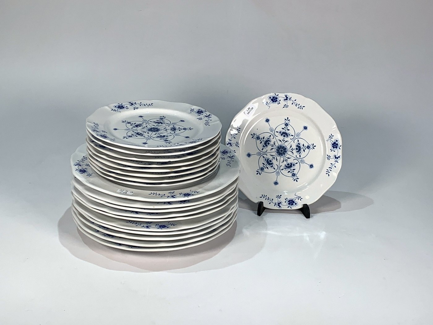 Diecinueve Platos de Losa Blancos con Flores Azules - Dos con Detalles