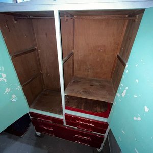 Lote siguiente: Ropero Blanco y Rojo con 5 Cajones y 2 Puertas