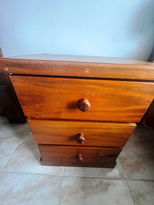 MESA DE LUZ DE MADERA, con detalles esteticos de pintura, facilmente restaurable