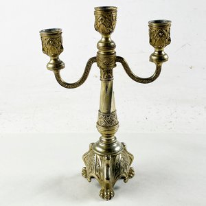 Lote siguiente: Candelabro en metal labrado tres velas de 28 x 18 cm