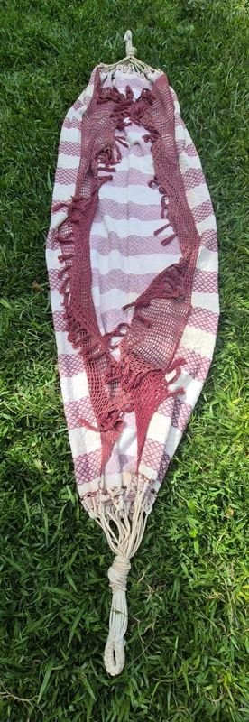Hamaca Paraguaya De Tela Reforzada a Rayas Blancas y Bordó con Extremos De Tejido Decorativo a Crochet y Sogas Blancas - imagen 4