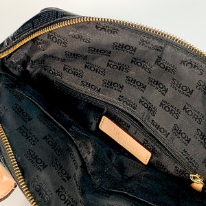 Cartera Negra Charol Michael Kors con Detalle Dorado - imagen 3