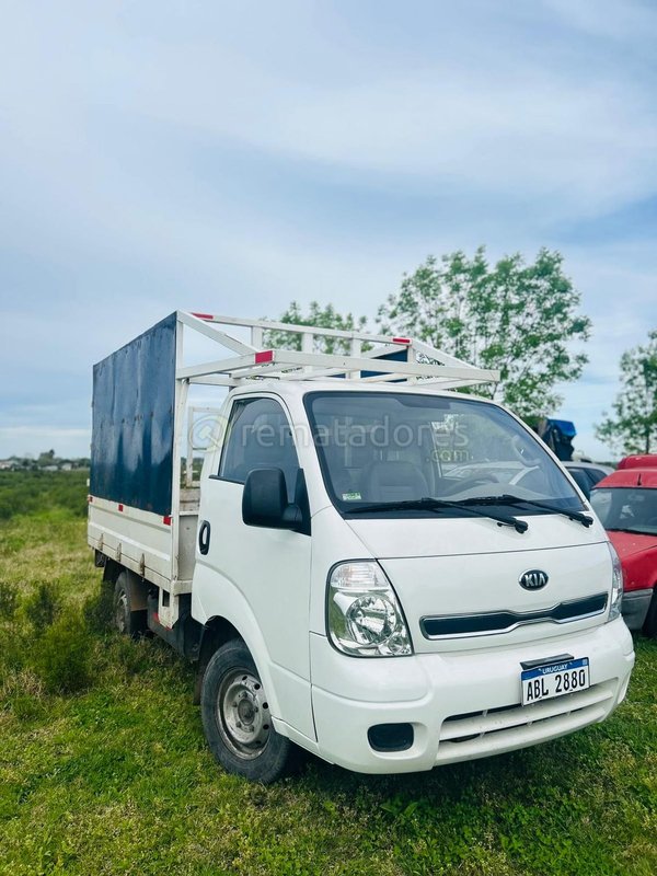 Camión Kia Bongo Blanco con Caja Metálica - imagen 1