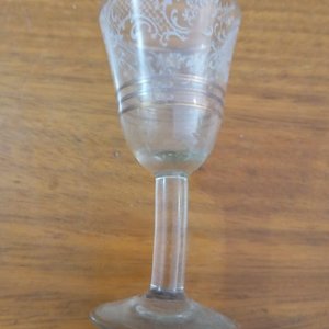 Juego de 4 copitas de cristal con detalles dorados y diseño floral - imagen 4