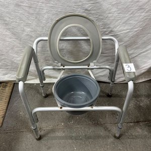 Silla de baño/inodoro portátil de aluminio plegable con tacho - imagen 3