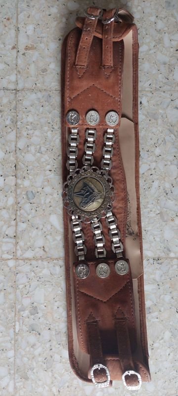 Cinturón de cuero para hombre con hebilla de metal y cadena de plata - imagen 3