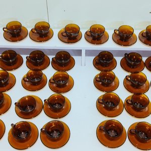 Set de 80 Pocillos con Platos en Vidrio Color Ámbar - imagen 6