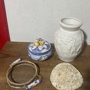 Lote siguiente: Florero Blanco y Caja Decorada con Detalles Azules
