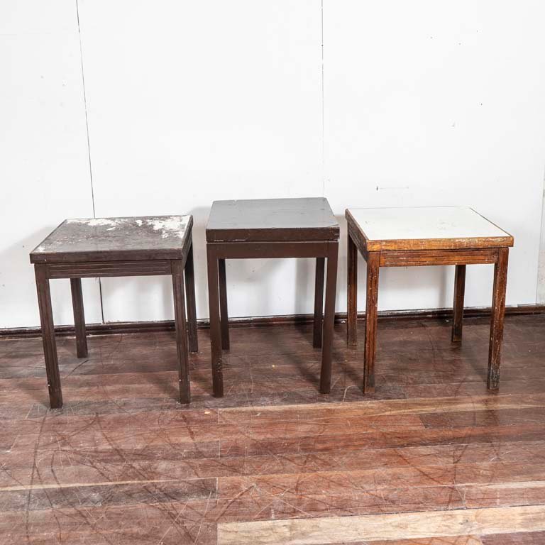 Lote anterior: Muebles de madera con detalles y faltantes