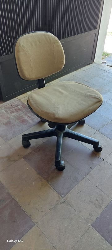Silla de escritorio en buen estado - imagen 2