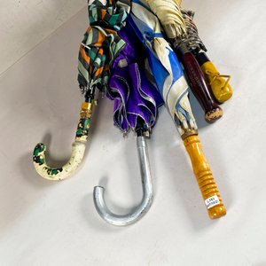 Lote de Cinco Paraguas Vintage con Diseños Variados - imagen 3