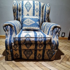 Sillón Orejero Tapizado Estampado Étnico Azul y Beige con Almohadón - imagen 2