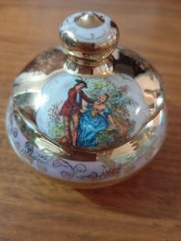 Figurina de niña con venado y alhajero - imagen 5