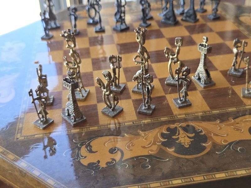 Excepcional ajedrez Italiano en mesa musical con fichas en metal - imagen 5