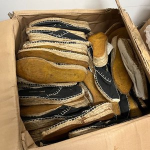 Lote de más de 60 pares de alpargatas con suela de yute, pantuflas y calzado variado - imagen 3