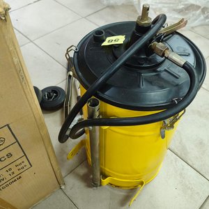 Bomba Manual para Aceite con Depósito Metálico y Accesorios - imagen 2