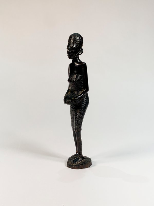 Talla en Madera Dama Africana con Canastos - 22 cm - imagen 1
