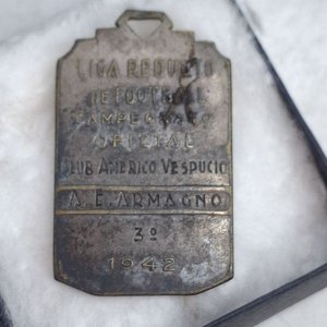 Lote de Objetos Varios: Reloj, Lapicera, Cajas, Latas, Medallas y Adornos - imagen 9
