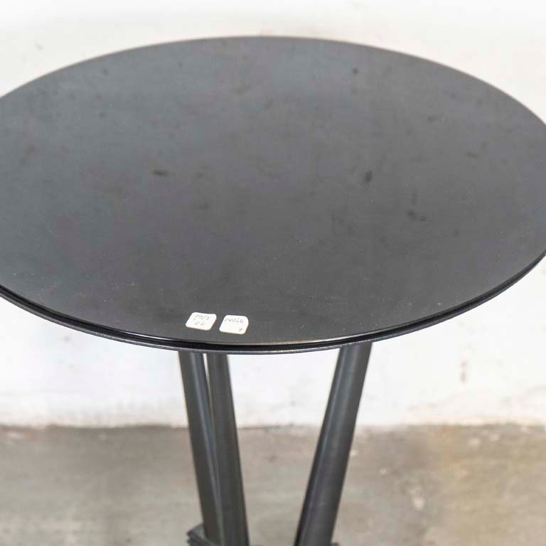 Mesa de jardín de metal con tapa circular de vidrio y tres patas - imagen 3