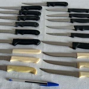 Lote de 16 Cuchillos con Mangos Negros y Marfil - imagen 2