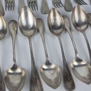 Conjunto de Cubiertos Antiguos: Cucharas y Tenedores de Plata - imagen 3