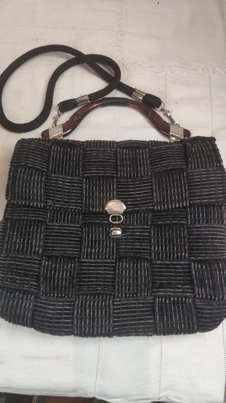 Lote anterior: Cartera de mano tejida negra con correa ajustable