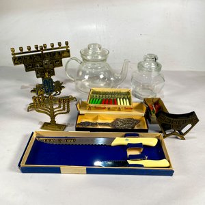Lote de Artículos Varios: Menorá, Jarros de Vidrio, Cuchillos y Accesorios - imagen 2