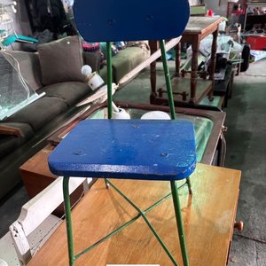 Lote siguiente: Silla Infantil Azul y Madera