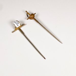 Dos Abrecartas Metálicos con Diseño de Espadas Antiguas - imagen 2